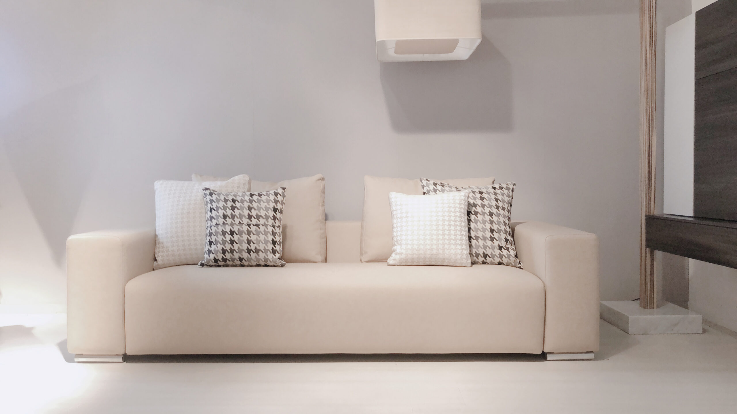Come posizionare i cuscini sul tuo divano : 5 idee di stile - Murtarelli  Salotti
