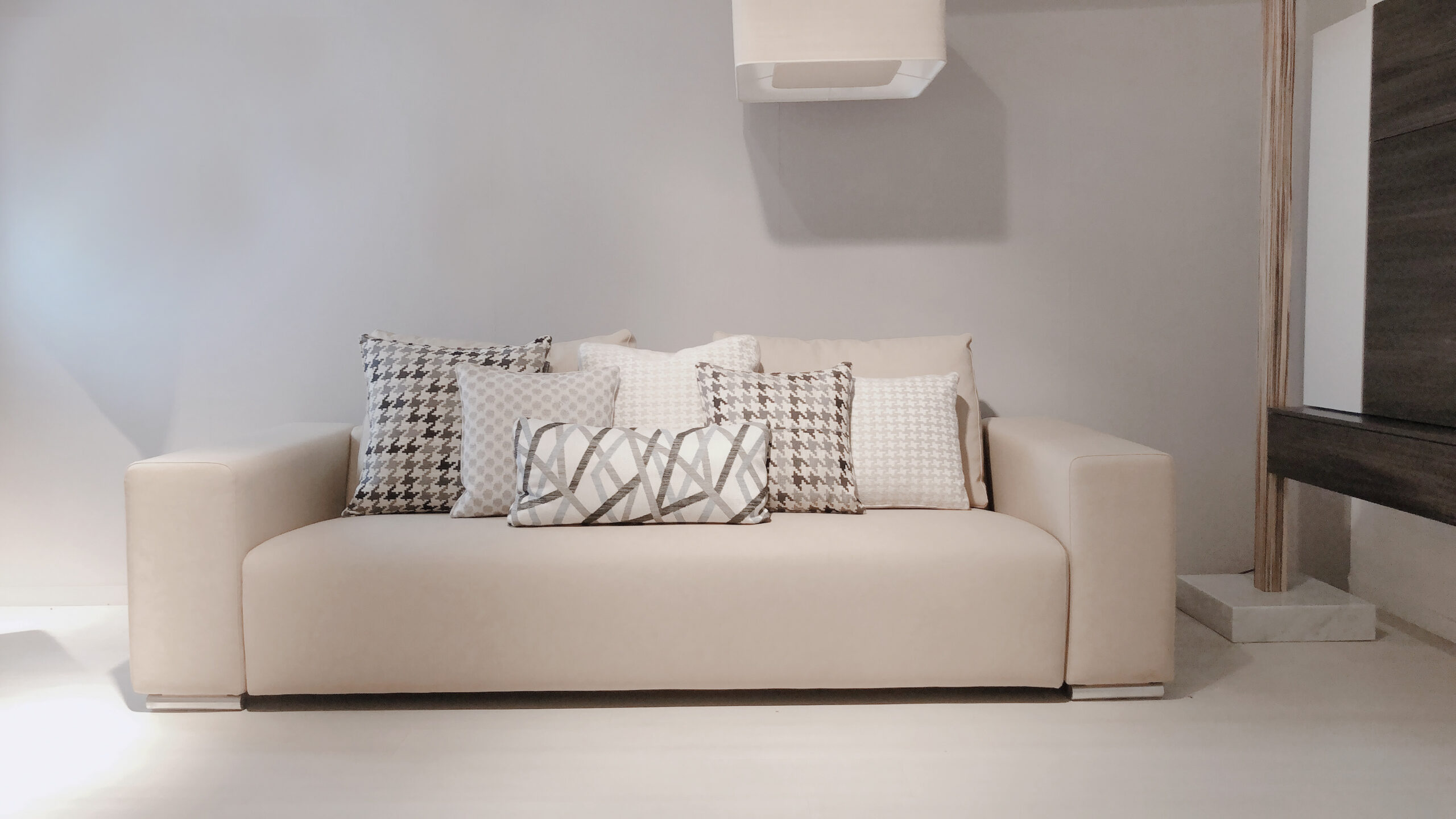 Come posizionare i cuscini sul tuo divano : 5 idee di stile